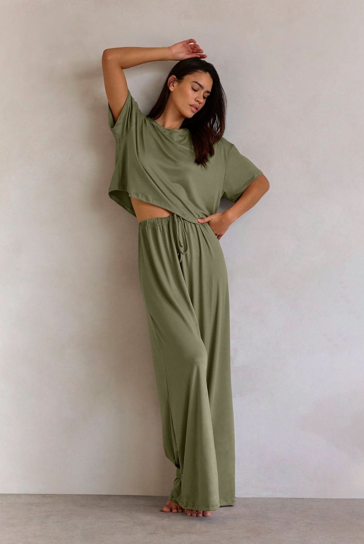 the cloud slim pant and crop tee in moss