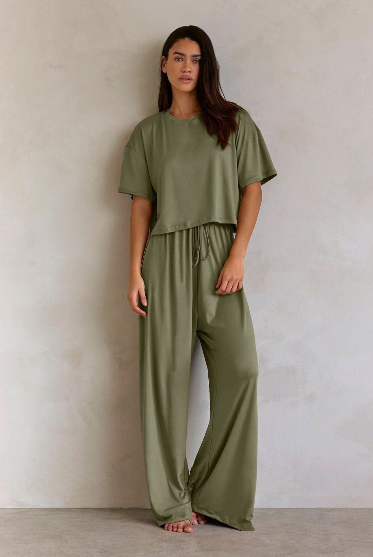 the cloud slim pant and crop tee in moss