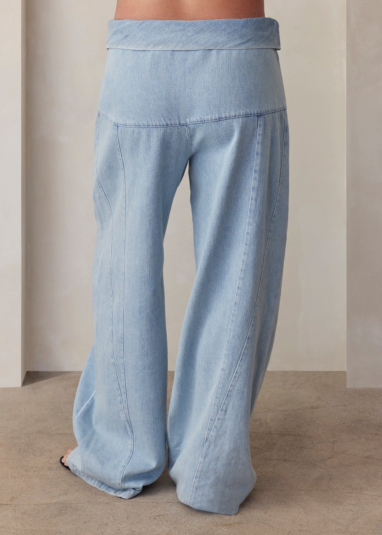 the denim oversized painter jean in light blue wash
