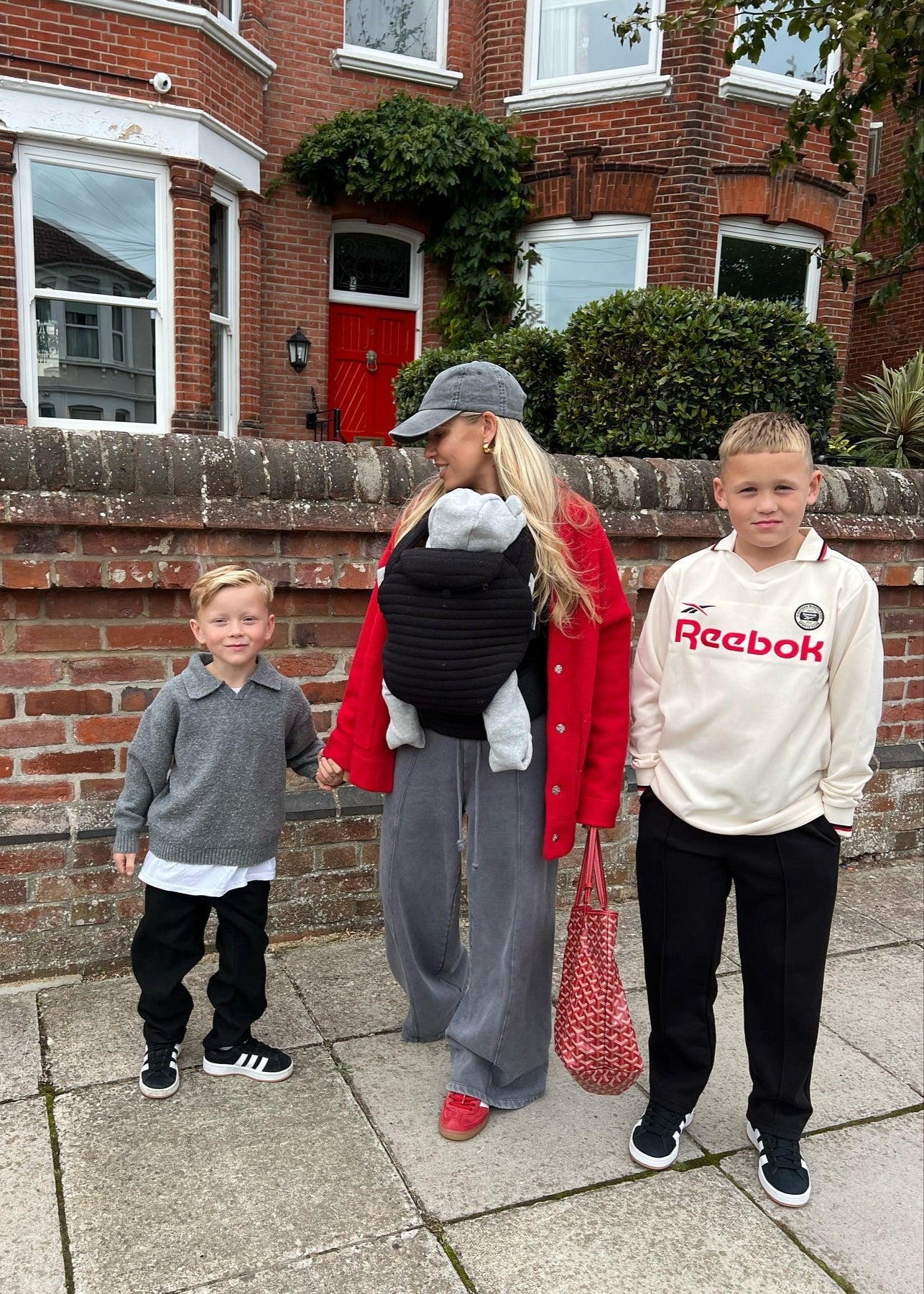 the armadillo baby carrier black